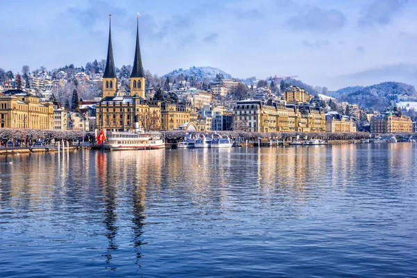 Lucerne kota di Danau Lucerne, Swiss, di musim dingin — Stok Foto