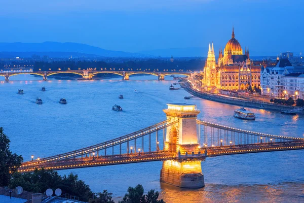 Будапешт вечером на реке Дунай, Венгрия — стоковое фото