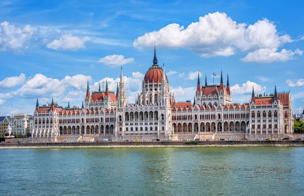 位于匈牙利布达佩斯多瑙河畔的议会大楼 — 图库照片