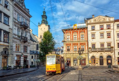Lviv, Ukrayna - 29 Temmuz 2019: Güneşli bir yaz gününde Ukrayna 'nın en çok ziyaret edilen şehirlerinden biri olan Lviv' in tarihi şehir merkezinde eski bir tramvay