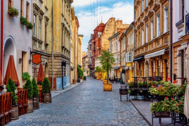 Tarihi Lviv, Ukrayna 'da bir yaya caddesinde geleneksel evler