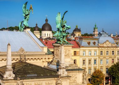 Ukrayna 'nın eski Lviv kasabasının kubbeleri ve kuleleri