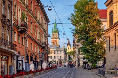 Lviv, Ukrayna - 29 Temmuz 2019: Ukrayna 'nın en çok ziyaret edilen şehirlerinden biri olan tarihi Lviv kasabası