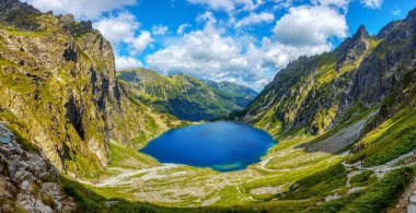 Polonya 'nın Zakopane kentindeki Tatra dağlarındaki Morskie Oko ve Kara Göl' ün panoramik manzarası