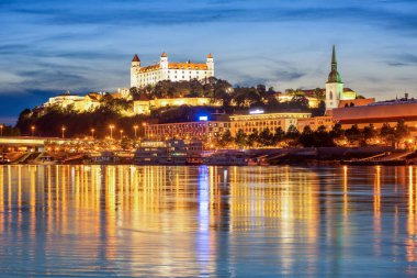 Bratislava Eski Slovakya, Tuna Nehri 'ne yansıyan mavi akşam ışığında