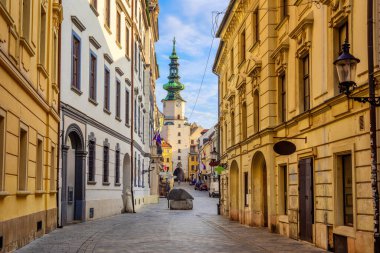 Slovakya 'nın Bratislava şehrinde, Michael' ın kapı kulesine çıkan bir sokak.