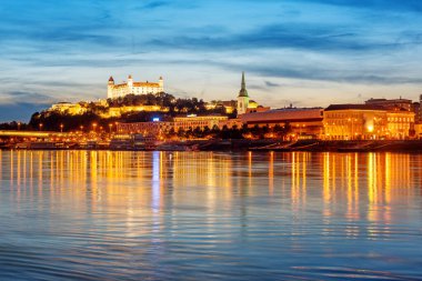 Bratislava Eski Kasaba günbatımında Tuna Nehri 'ne yansıyor
