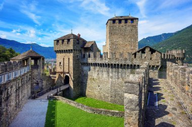 Bellinzona 'daki Ortaçağ Montebello Kalesi Eski kasaba, Tessin Kantonu, İsviçre Alp Dağları, İsviçre