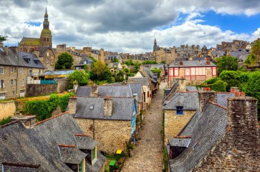 Ortaçağ mimarisi ile ünlü tarihi Dinan kasabası, Fransa 'nın Brittany kentinde popüler bir turizm beldesidir.