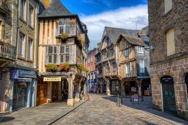 Dinan, Fransa - 10 Temmuz 2017: Fransa 'nın Brittany kentinde popüler bir turizm beldesi olan tarihi Dinan kasabasının orta caddesindeki geleneksel yarı kereste evleri