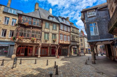 Dinan, Fransa - 10 Temmuz 2017: Fransa 'nın başkenti Brittany' de popüler bir turizm beldesi olan Dinan 'ın merkez caddesindeki yarım keresteli ortaçağ evleri