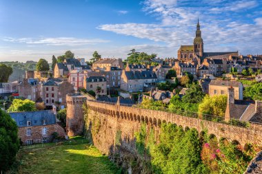 Tarihi duvarlarla çevrili Dinan, Brittany, Fransa