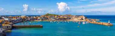 İngiltere, İngiltere 'de popüler bir sahil beldesi olan St Ives, Cornwall' ın panoramik manzarası