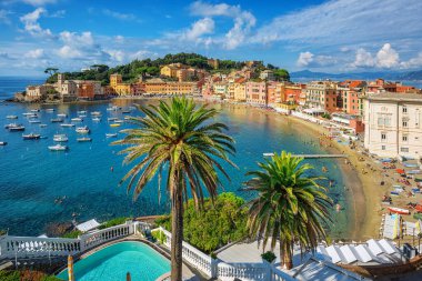 Sestri Levante, İtalya 'da Sessizlik Körfezi. Sestri Levante, Ligurya 'nın Cenova ve Cinque Terre arasında İtalya' nın Akdeniz kıyısındaki bir yarımadada yer alan popüler bir tatil köyüdür., 