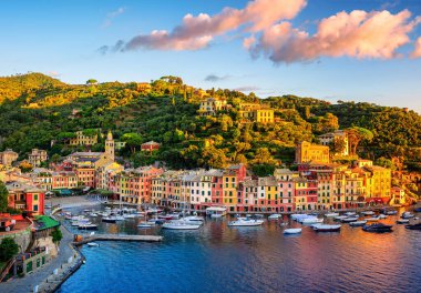 Portofino, İtalya 'da güzel bir gün doğumu. Renkli evleri ve Cenova şehri yakınlarındaki İtalyan Rivierası' nda küçük bir limanı olan pitoresk bir balıkçı köyü. Artık popüler bir lüks turizm beldesi.