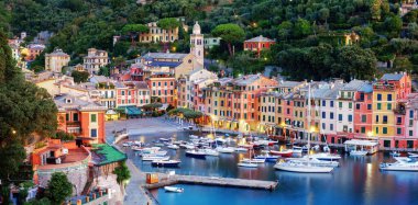 İtalya 'nın Portofino kentinin panoramik manzarası, renkli evleri ve İtalyan Rivierası üzerinde küçük bir limanı olan pitoresk bir balıkçı köyü, Cenova şehri yakınlarındaki popüler bir turizm beldesi.