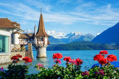 Bernese Highlands Alpleri 'ndeki Thun Gölü' ndeki Oberhofen kalesi, İsviçre, Canton Bern.