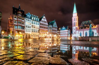 Roemerberg, Frankfurt 'un ortaçağ kasabası. Almanya' nın ana şehri, geceleyin.