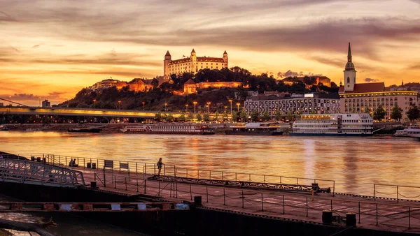 斯洛伐克多瑙河上的布拉迪斯拉发古城全景 戏剧性的日落映照 — 图库照片