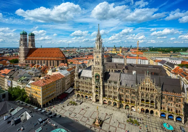 德国慕尼黑市 可俯瞰Marienplatz中央广场 新市政厅大楼和大教堂 — 图库照片