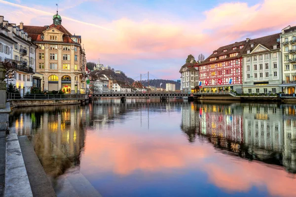 Kota Tua Lucerne Yang Bersejarah Swiss Mencerminkan Sungai Reuss Pada — Stok Foto