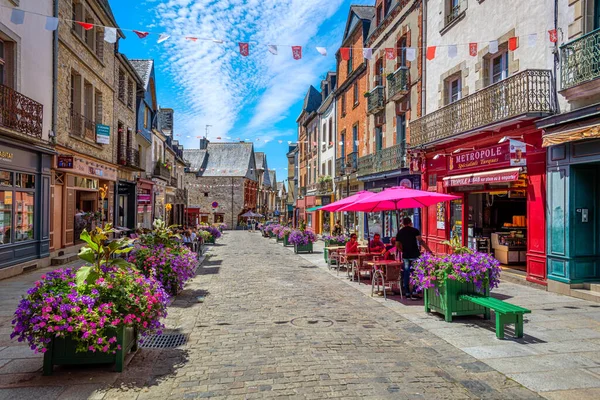 フランス ヴィトレ 2017年7月8日 歴史ある旧市街中心部の歩行者専用通りフランス ブルターニュの人気観光地ヴィトレ — ストック写真