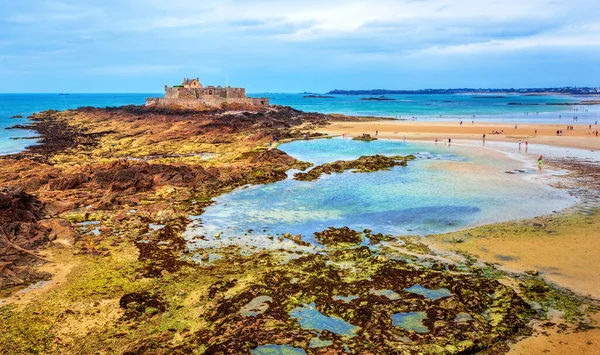 Sandstrand Och Tidvattenlagun Runt Fort National Vid Atlantkusten Malo Bretagne — Stockfoto