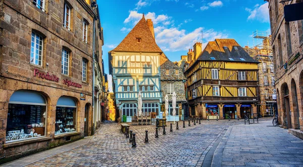 フランス ディナン 2017年7月13日 歴史ある旧市街ディナンは中世建築の半木造建築で知られ フランス ブルターニュの人気観光地です — ストック写真
