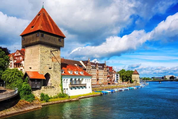 Ren Nehri ve Almanya 'nın Constance Gölü' ne bakan Konstanz şehrindeki Ortaçağ Ren Kapısı Kulesi