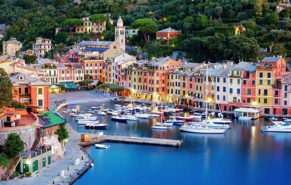 イタリアのポルトフィーノ カラフルな家とジェノヴァ市の近くのイタリアのリビエラの小さな港を持つ絵のように美しい漁村は 人気の観光地です — ストック写真