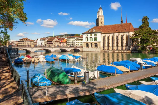 Zürich Schweiz Historisches Stadtzentrum Mit Großmünster Wasserkirche Und Booten Auf — Stockfoto