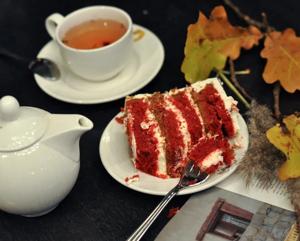 Чашка чая, кусочек аппетитного торта и желтые листья дерева — стоковое фото