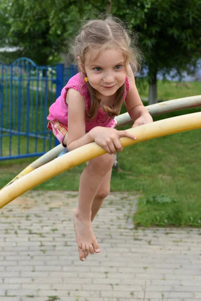 Bir çocukluk kavram - bir daire Saray'nın mahkeme bahçesinde bir oyun alanında spor malzemeleri kullanarak bir gülümseyen kız temsil eden bir fotoğraf    