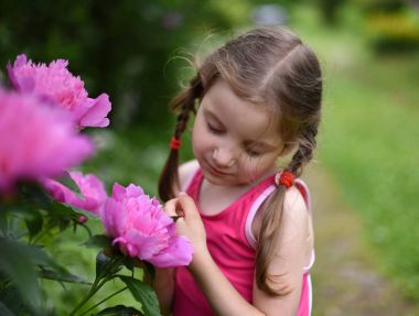 Küçük bir kızın gözleri ile büyük parlak çiçek kokulu bir fotoğraf kapalı