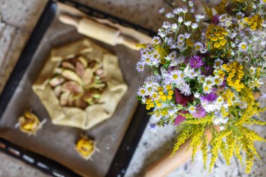 Açık bir elmalı turta ve bir buket parlak alan çiçek ile bir sıcak rahat fotoğraf