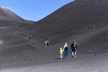 Etna - Avrupa'nın en yüksek aktif yanardağ yamacında duran insan siluetleri  