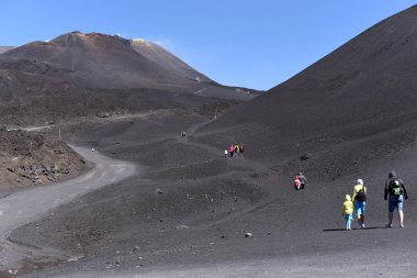 Etna - Avrupa'nın en yüksek aktif yanardağ yamacında duran insan siluetleri  