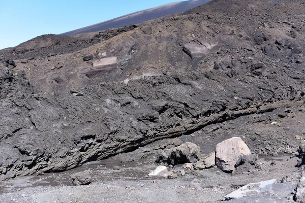 Una vista impresionante desde el Etna, el volcán activo más alto de Europa. Situado en Sicilia —  Fotos de Stock