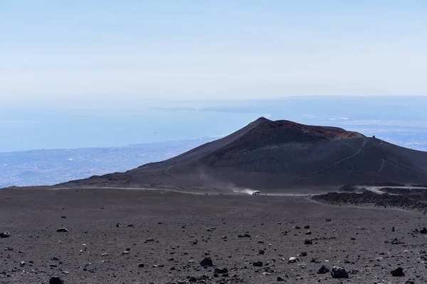 Una vista impresionante desde el Etna, el volcán activo más alto de Europa. Situado en Sicilia —  Fotos de Stock