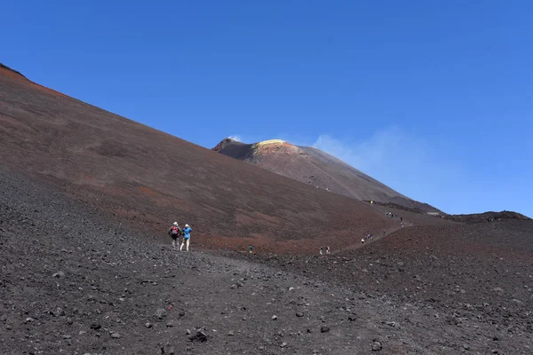 エトナ山 - ヨーロッパで最も活発な火山の斜面に立つ人々 のシルエット — ストック写真