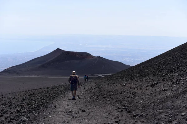Uma silhueta de um homem caminhando em uma encosta de Etna — Fotografia de Stock