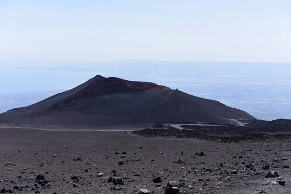 Una vista impresionante desde el Etna, el volcán activo más alto de Europa. Situado en Sicilia —  Fotos de Stock