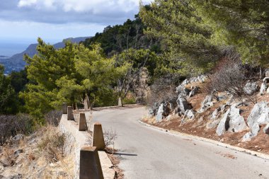 Issız yol dağlar, deniz ve çam ağaçları ile pitoresk bir Güney peyzaj