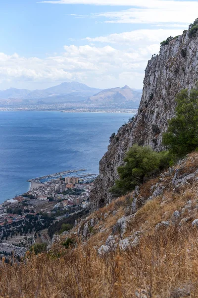 Dağlar, deniz ve eğim altındaki aşağı, şehir ile pitoresk bir Güney Peyzaj Fotoğraf 