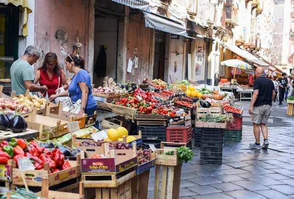 Una foto de un mercado callejero de alimentos Vucciria en Sicilia, Italia - 10.09.2017 Imagen de stock