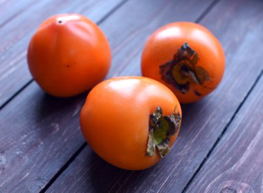 Parlak olgun iştah açıcı hurma koyu ahşap yüzeye