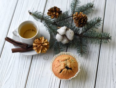 Bir festival Noel kompozisyon ile bir fincan çay, ev yapımı kekler, koniler, kürk twigs ve tarçın