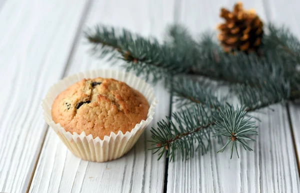 Eine Festliche Weihnachtskomposition Mit Hausgemachten Muffins Zapfen Und Fellzweigen — Stockfoto