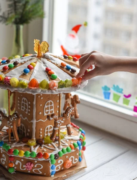 Kinderhände Dekorieren Ein Handgemachtes Lebkuchenkarussell Mit Bunten Bonbons — Stockfoto