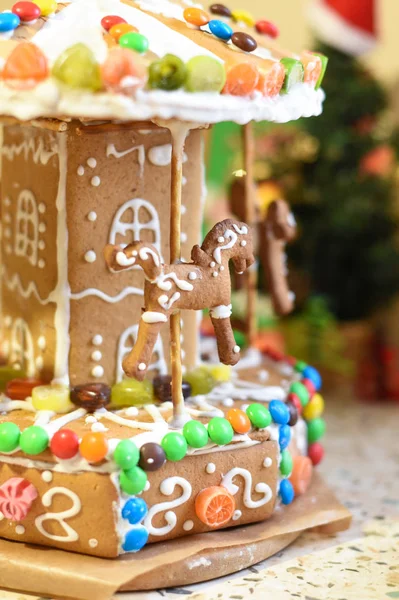 Ein Handgemachtes Lebkuchenkarussell Und Einige Weihnachtliche Dekorationselemente Auf Einer Weißen — Stockfoto